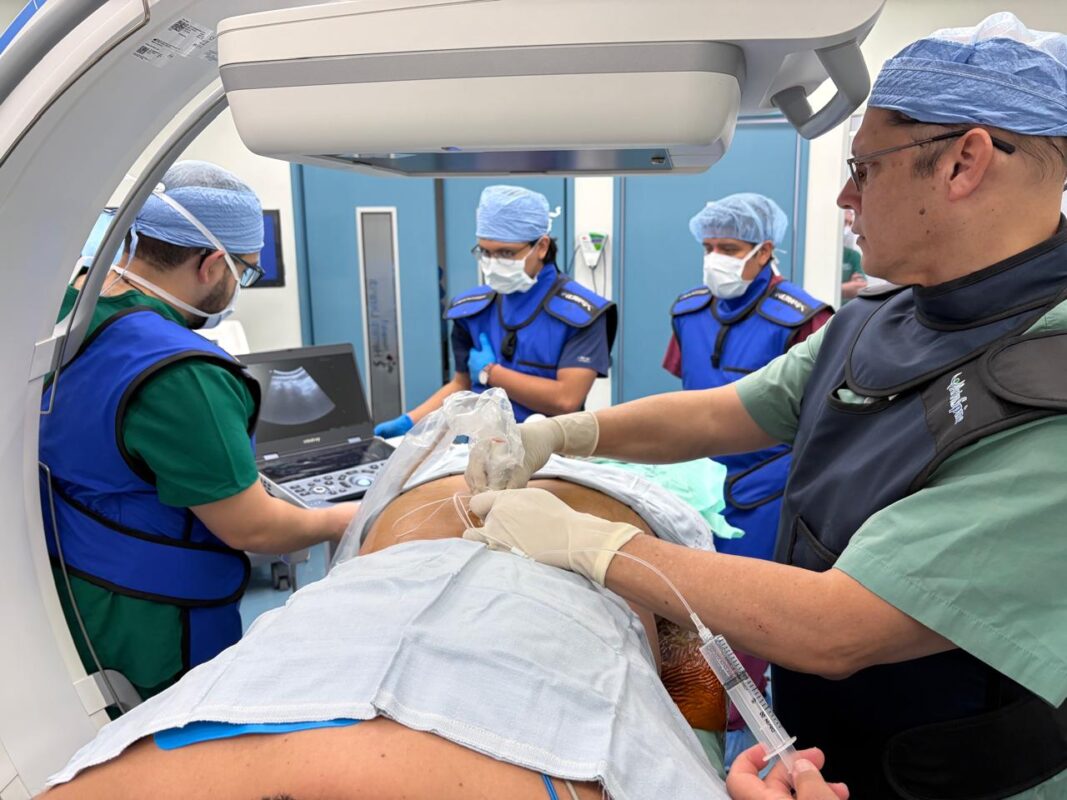 Procedimiento de neurointervencionismo guiado por angiografía